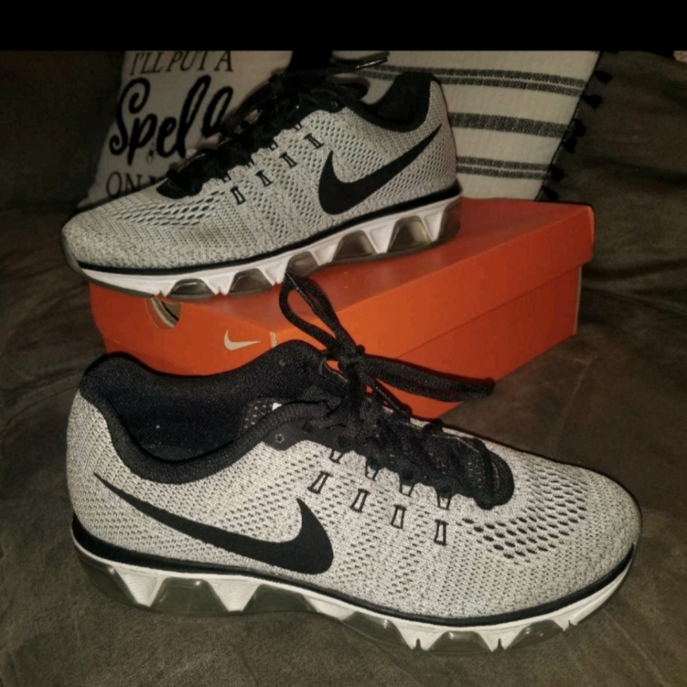 Pre owned Womens nikes size 10